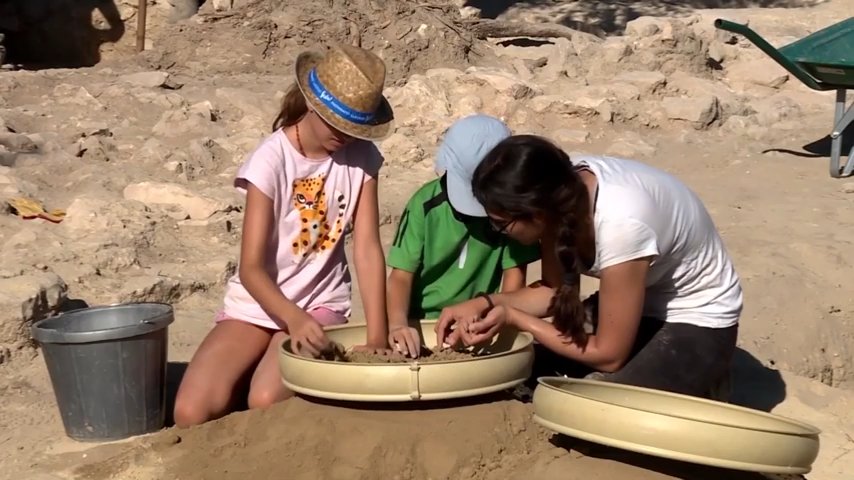 Dissemination activiry during the IV Archaeology Summer Course in Valencia "la Vella" (2019). Photo: ICAC