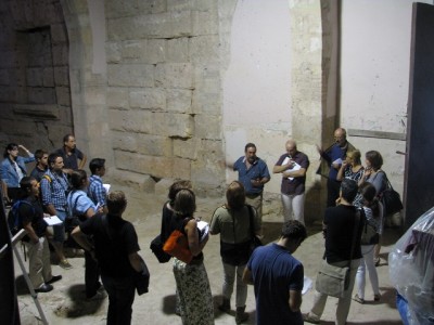 Recinte annex al claustre de la Catedral, on s’excava i on s’espera trobar una exedra semicircular de la segona meitat del segle I dC.