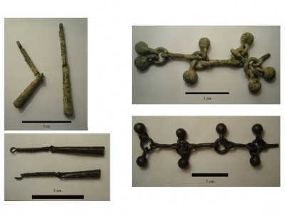 Dues peces de bronze abans i després del procés de restauració: cadeneta i part d’un penjoll.