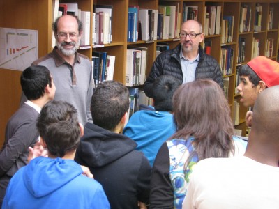 El director de l'ICAC, a la dreta, acompanyant els alumnes a la biblioteca.