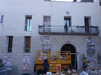 Escultura amb llibres a la façada de l'Ajuntament de Vila-seca.