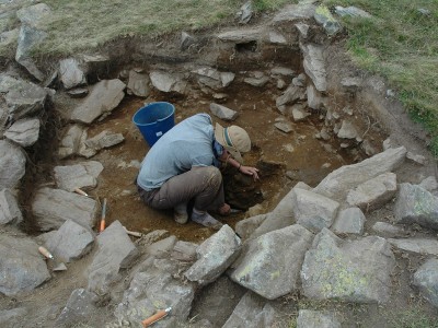Treballs d'excavació a la llar neolítica de l'estructura 346.
