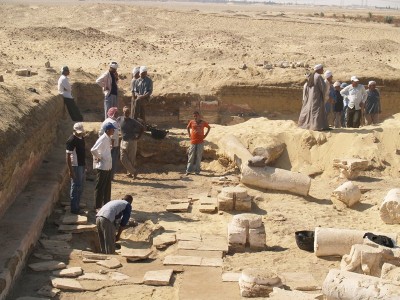 Excavació de la fossa d'enterrament del prior del monestir.