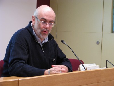 El professor durant la seva conferència a la Sala d'actes de l'Institut.