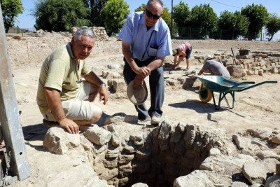 Els directors del jaciment de Iesso, Joaquim Pera i Josep Guitart, davant el pou fora muralla on s'han trobat restes orgàniques.