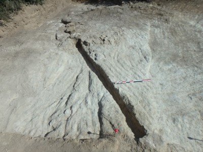 Canal excavada a la roca que estaria cobert amb lloses, algunes localitzades in situ.