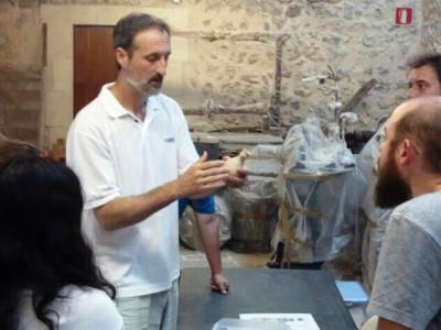Mateu Riera en una classe de ceràmica d'època bizantina al Museu d'Història de Manacor.