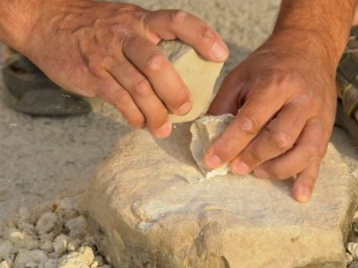 Saber com els homínids feien eines és un dels casos d'estudi en què s'aplica l'arqueologia experimental. Foto: IPHES.