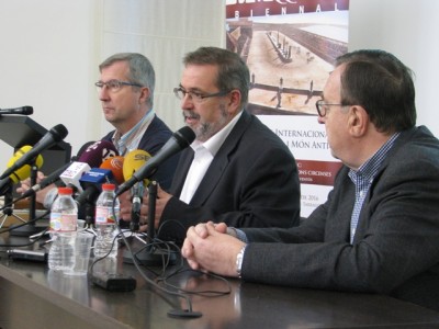 Roda de premsa del 27 de novembre al matí, amb Joaquín Ruiz de Arbulo (URV-ICAC), Andreu Muñoz (Museu Bíblic) i Joan Josep Marca (Fundació Privada Mútua Catalana).