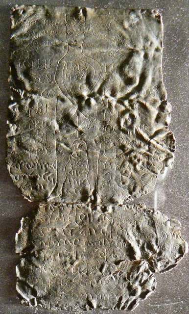  Tauleta del segle V dC  en grec i llatí amb el dibuix de la divinitat infernal Hècate, conservada al Museo civico archeologico (Bolonya). Font: Wikipedia.