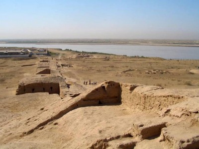 Vista de la fortalesa del Tchigiz Tepe en època Kushan que va allotjar un monestir budista. Al fons, el riu AMu Darya (antic riu Oxus) i el paisatge darrere el riu és l’Afganistan.