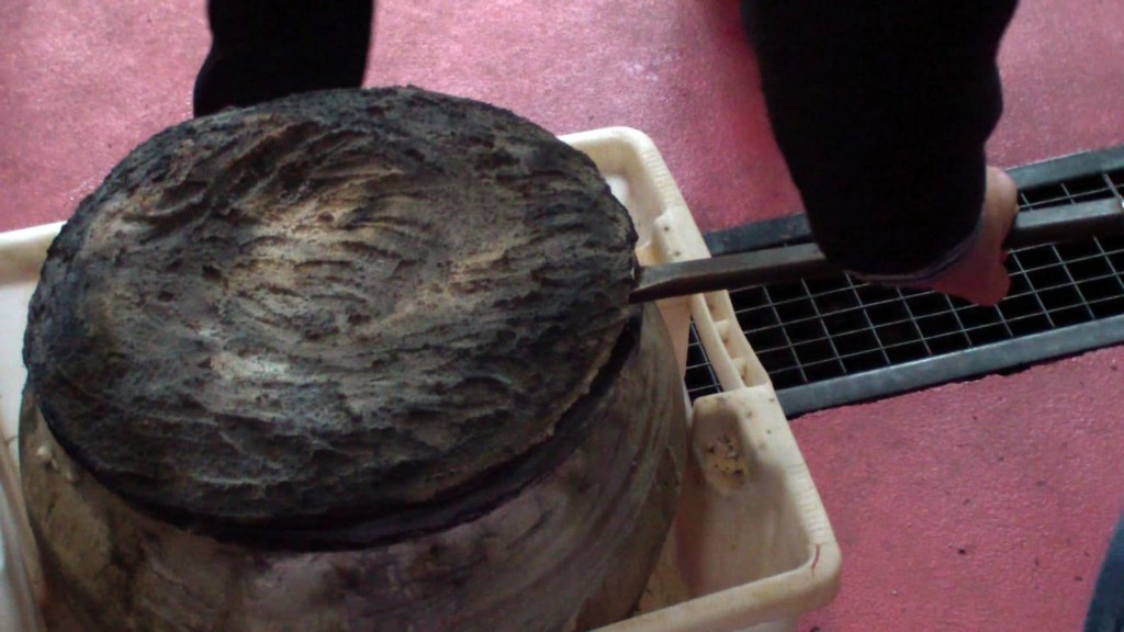 Moment en què s’obre l`àmfora d’argila que havia contingut el vi durant gairebé tres mesos cobert amb una tapa de fusta i una capa de guix (imatge cedida URV)