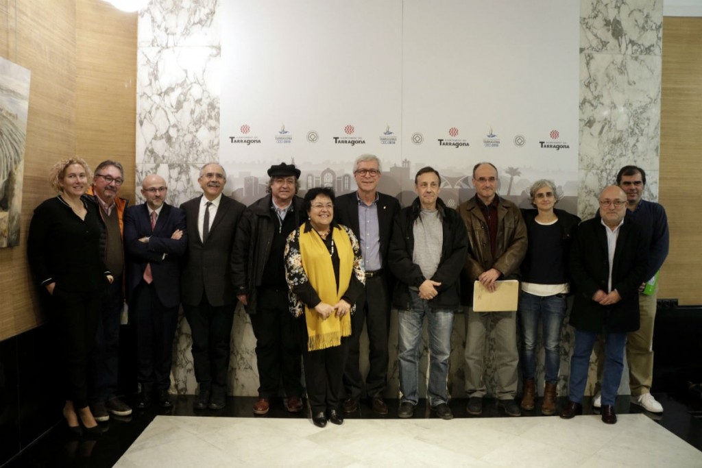 Una imatge amb els representants de totes les institucions implicades en el projecte: Ajuntament de Tarragona, ICAC, ICIQ, IISPV , IPHES i URV. Foto: ACN