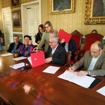 La rectora de la URV, l'alcalde de Tarragona i el director e. f. de l'ICAC, en un moment de la signatura del conveni