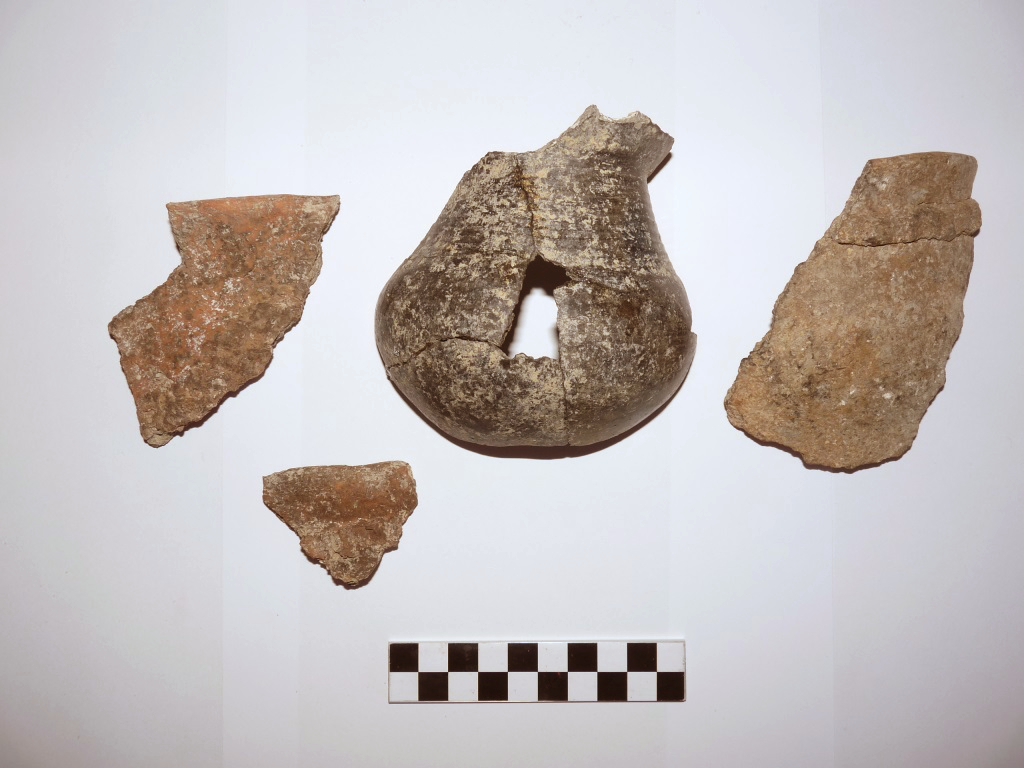 Mostra de peces de ceràmica a mà trobades al jaciment. Foto: ICAC