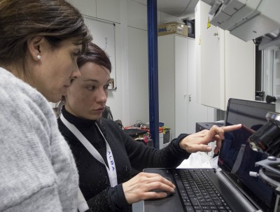 La investigadora Roberta Di Febo (dreta) al Sincrotó ALBA. (Foto: Roberta Di Febo)