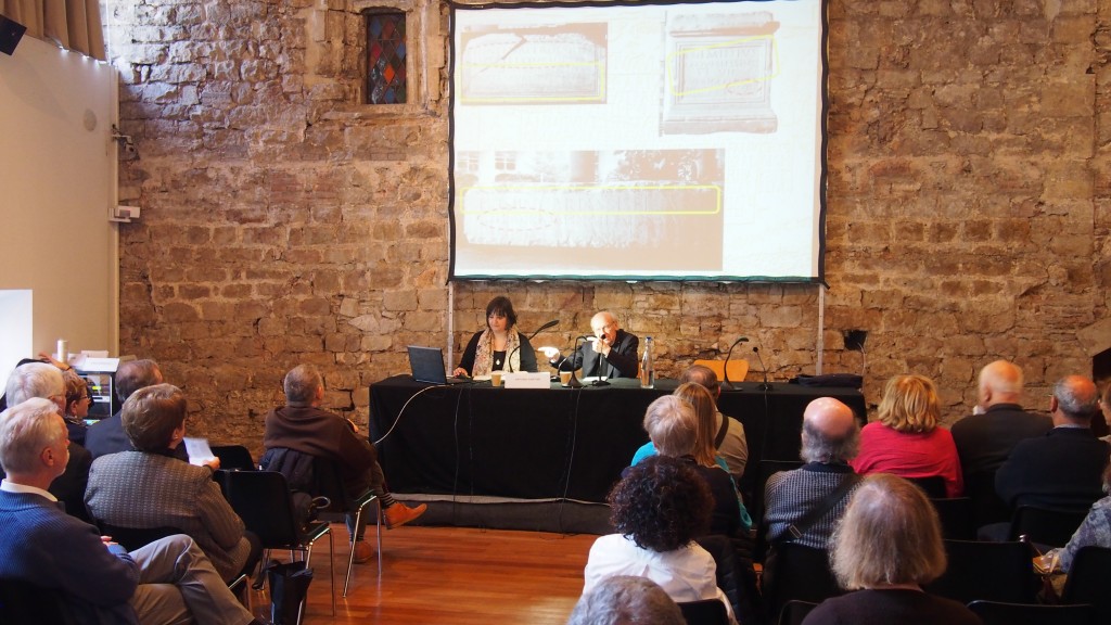 La investigadora Diana Gorostidi, coorganitzadora de la reunió internacional Barcelona-Tarraco-Roma, en la presentació de la ponència d'Antonio Sartori (@ ICAC)