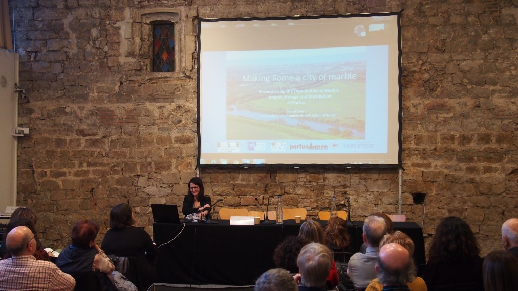 La investigadora Anna Gutiérrez, coorganitzadora de la reunió internacional, en la presentació de la ponència de Simon Keay
