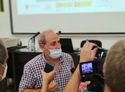 L'investigador de l'ICAC Josep Maria Macias, en un moment de la presentació de la reproducció de la pileta trilingüe. Foto: ICAC.
