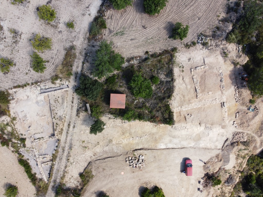 Fotografia general de la façana sud de la fortificació, on es pot observar el traçat de la doble muralla que discorre paral·lela en direcció sud-oest/nord-est. Els treballs de la campanya 2020 s’han centrat en l’extrem est (dreta).