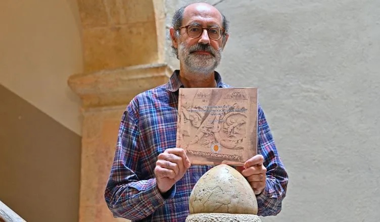 L'investigadorde l'ICAC  Jordi López, amb la publicació, a la seu de la Reial Societat Arqueològica Tarraconense. Foto: Alfredo González.