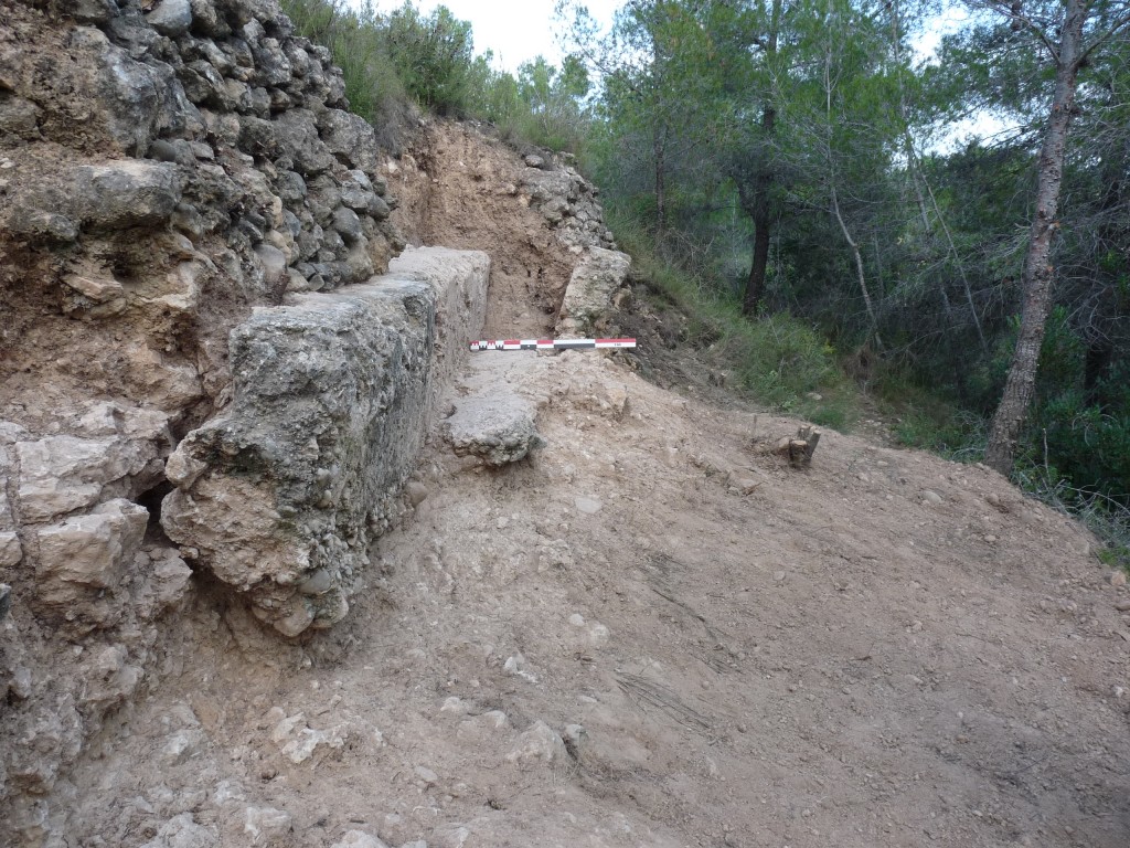Excavació al primer tram de l'aqüeducte, al terme d'Aiguamúrcia. És un dels pocs llocs on encara s'aguanta la paret lateral. Foto © ICAC