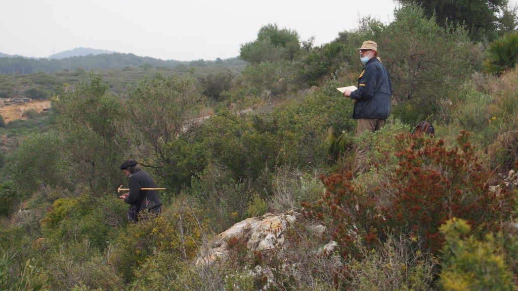 Prospecció a l’àrea de les Coves de la Pedrera. A la dreta, l’investigador de l’ICAC Jordi López. A l’esquerra, Josep Zaragoza, col·laborador del projecte. Foto: ICAC.