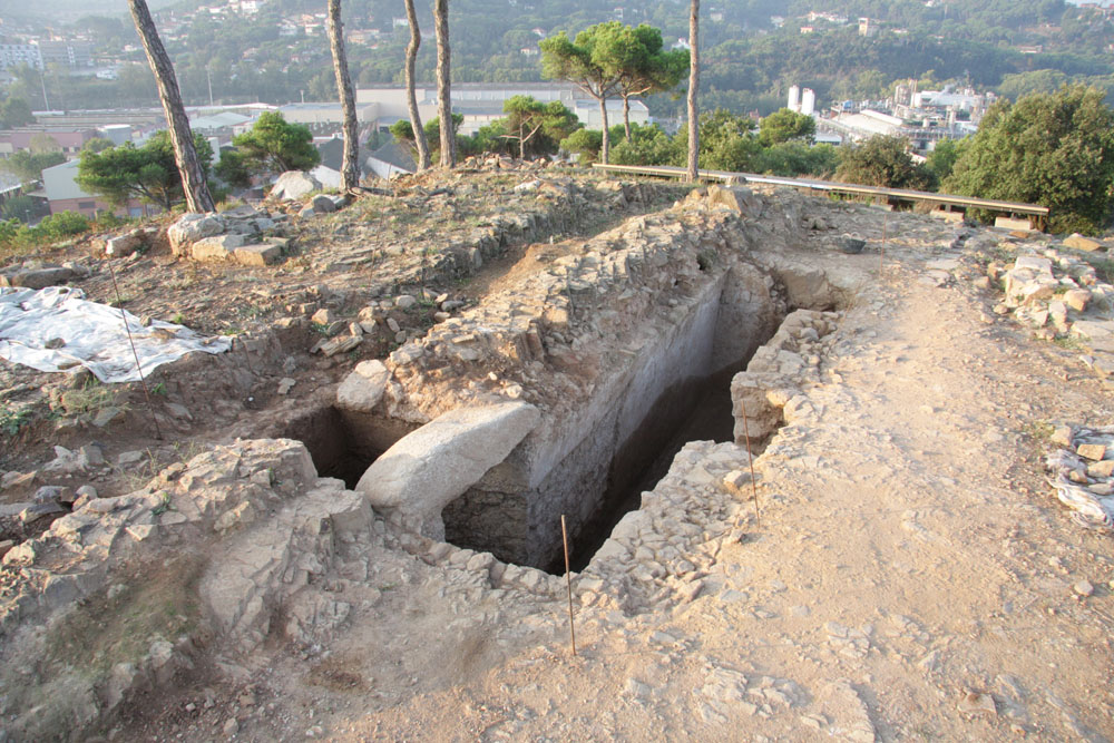 Imatge de la cisterna petita consolidada al jaciment de Can Turó (Mons Observans). Foto: ICAC