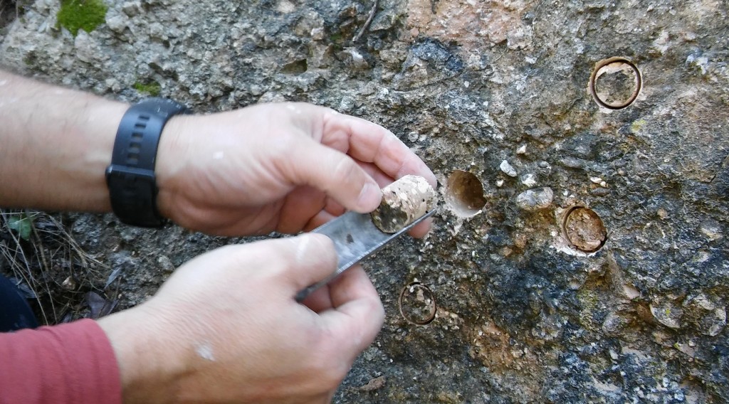 Extracció de la mostra per a la datació per arqueomagnetisme. A la foto, Lluís Casas (UAB). Foto: ICAC.