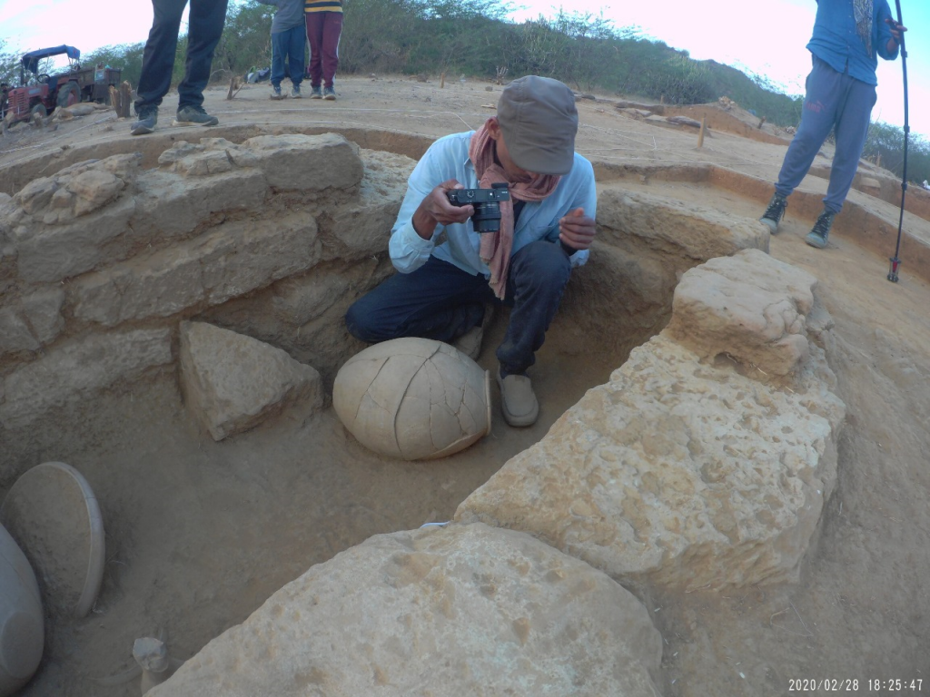 El Dr. Ahayan G.S. documenta la ceràmica dels primeres Harappan amb un possible origen a la veïna regió de Sindh a la Vall de l’Indus. Foto: Projecte Kachchh.