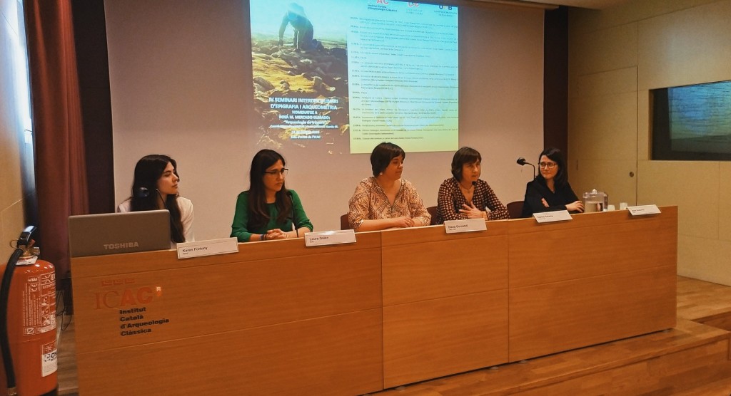 Karen Fortuny, Laura Galán,  en un moment de a Rosa M. Mercado: "Arqueologia de trinxera”. IV Seminari interdisciplinari d’epigrafia i arqueometria. ICAC, 31 de maig de 2019.