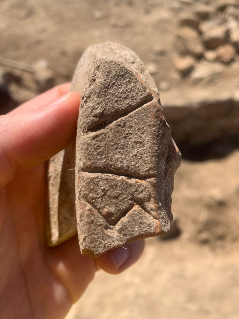 Entre les troballes més destacades figura una inscripció ibèrica sobre una tenalla de ceràmica, a la zona de l’entrada, i que correspondria a un antropònim. Foto: UB-ICAC.