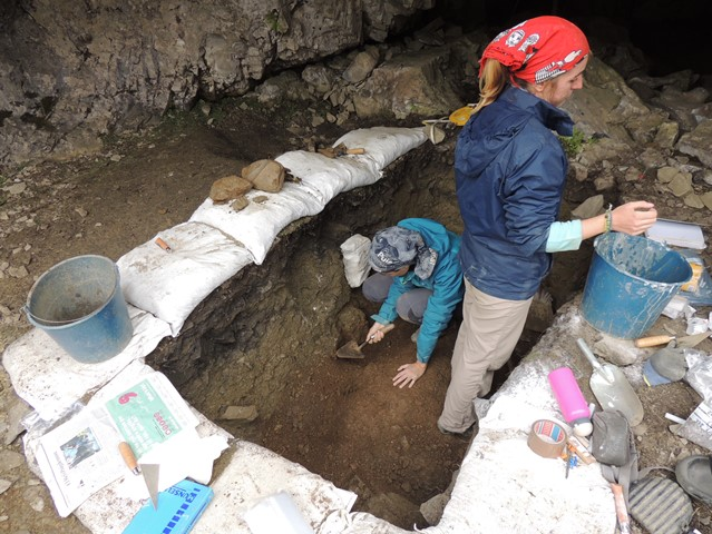 Treballs geoarqueològics a la cova prehistòrica del Catau de l’Os, al Forat de l’Embut (Queralbs, Ripollès). Foto: ICAC, 2018.