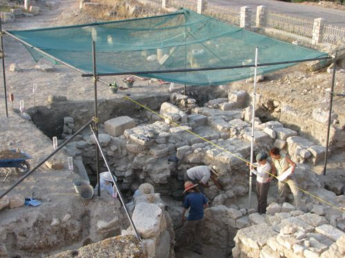 Excavació i planimetria en un dels sondejos de l’àrea del capitoli sota direcció de M. C. Belarte