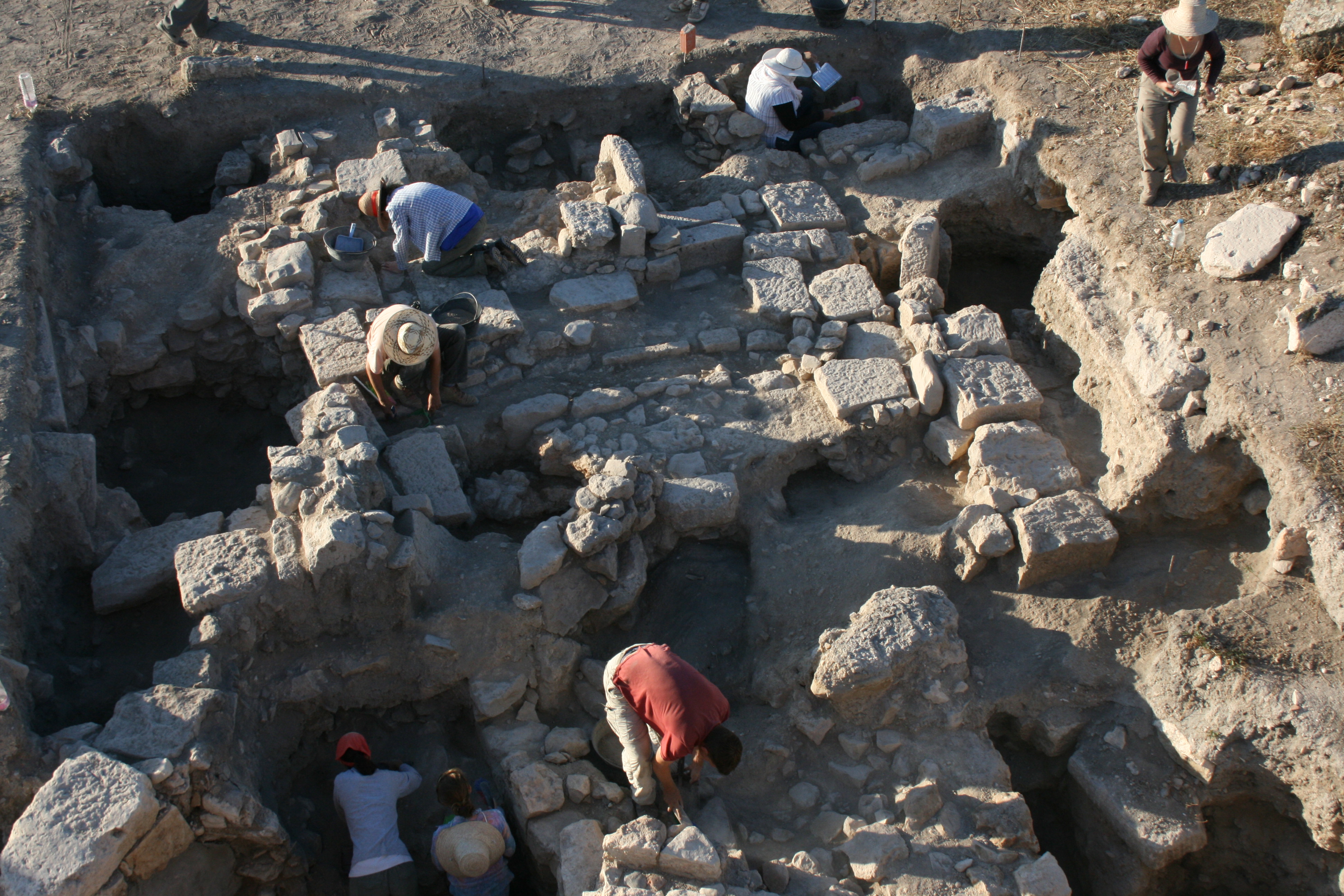 Treballs d’excavació en un dels sondejos de l’àrea del capitoli d’Althiburos (zona 1), capitoli sota direcció de M. C. Belarte.