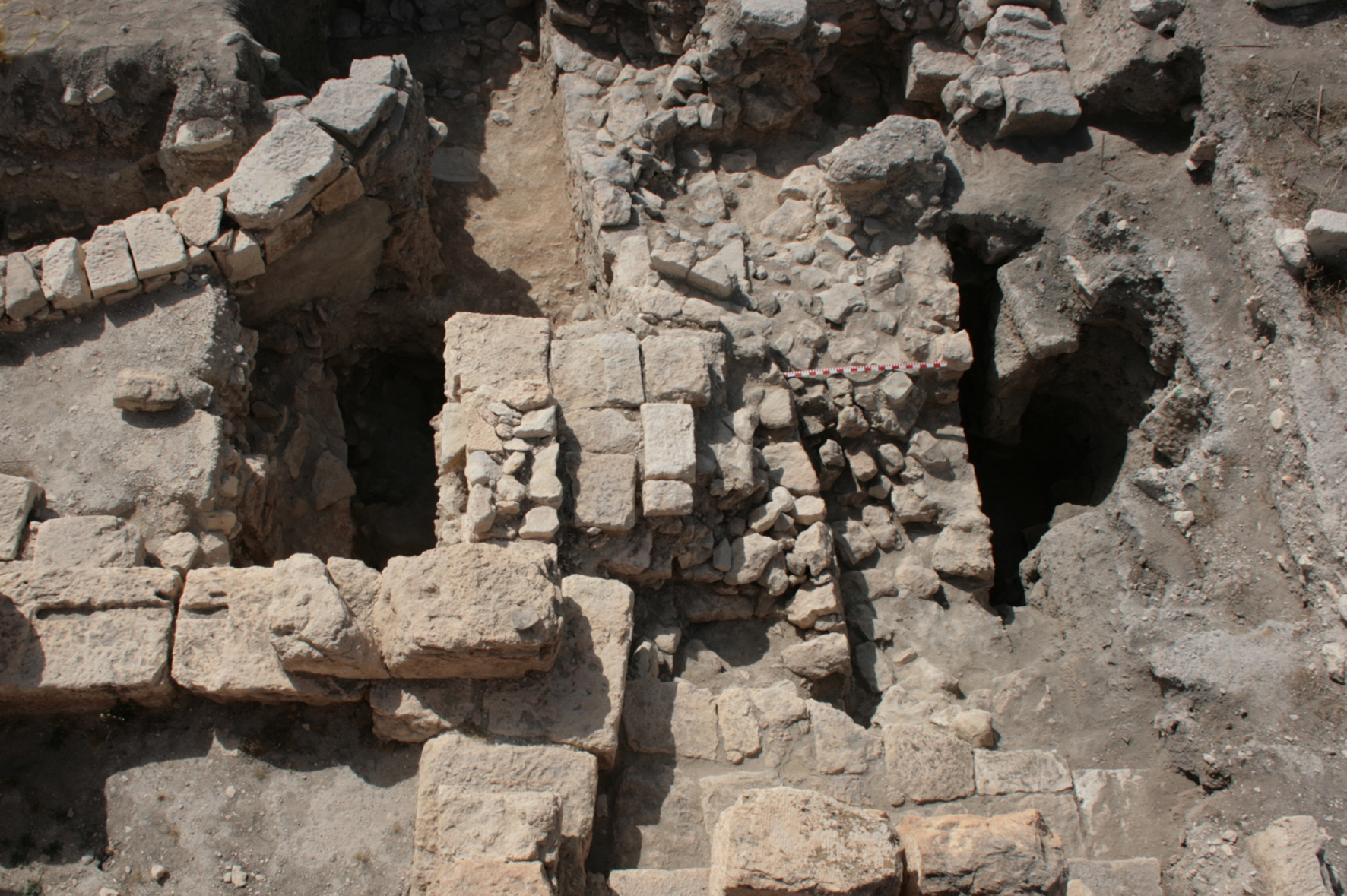 Vista zenital de la muralla preromana d’Althiburos, parcialment oculta per estructures d’època vàndala i afectada per fosses medievals